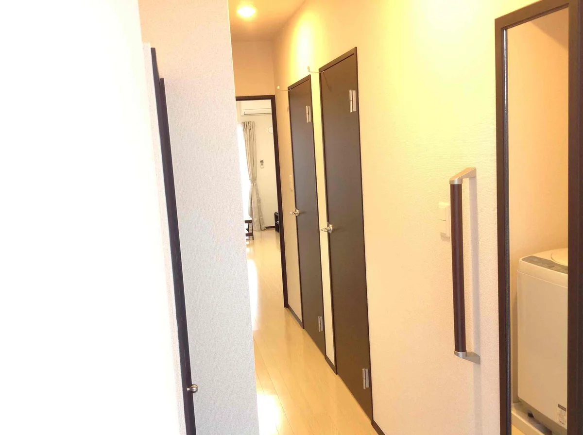 玄関には姿見があるので、チェックしてから外出ができますね。