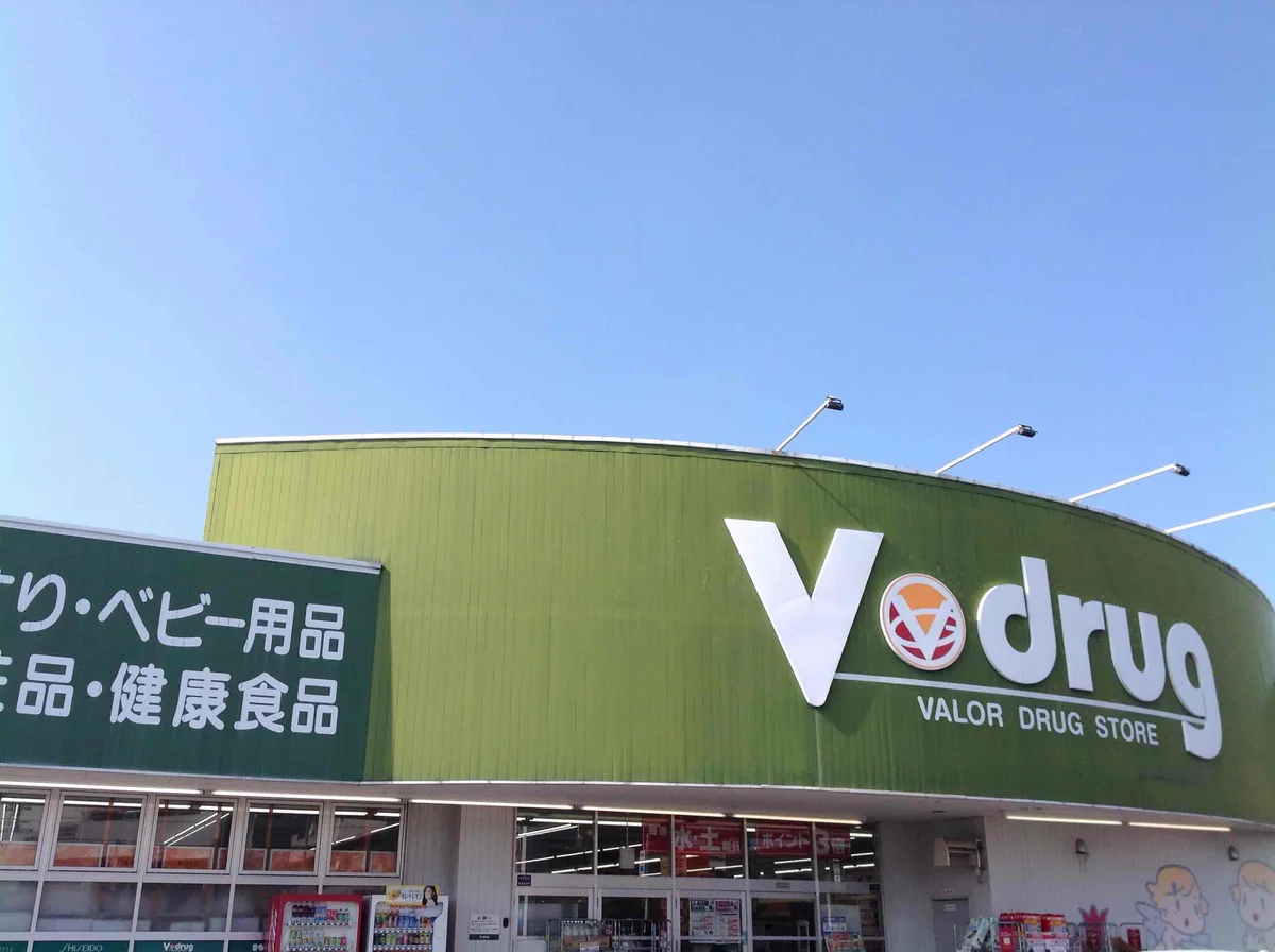 徒歩約5分で薬局があるので、日用品も揃います。