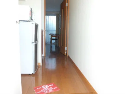 手前がキッチンで、奥が居室です。