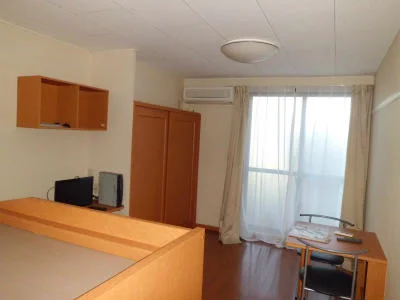 収納たっぷりの居室。