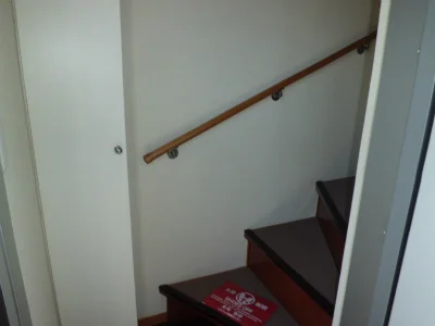玄関は１階。階段を昇って居室へ・・・