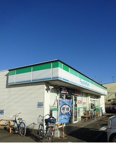 ファミリーマートまで130m