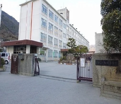 梅林小学校まで1800m