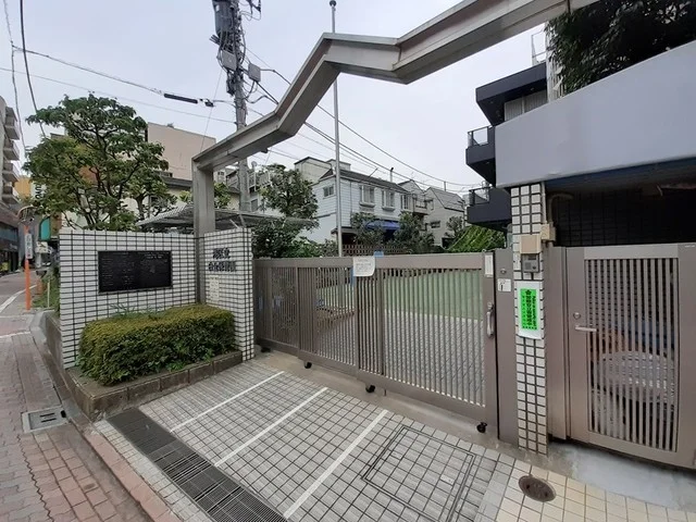 港区立白金保育園まで447m