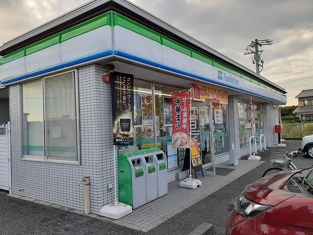 ファミリーマート浜北新原本村店まで700m