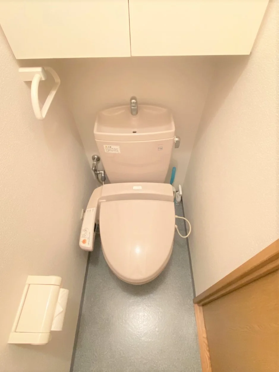 ウォシュレットつきのトイレです。老若男女皆様に安心してご利用いただけますね☆トイレにもトイレ用洗剤とトイレ用ブラシをご用意しておりますので長期ご利用の場合の気になる汚れなどもお掃除して頂けます^^