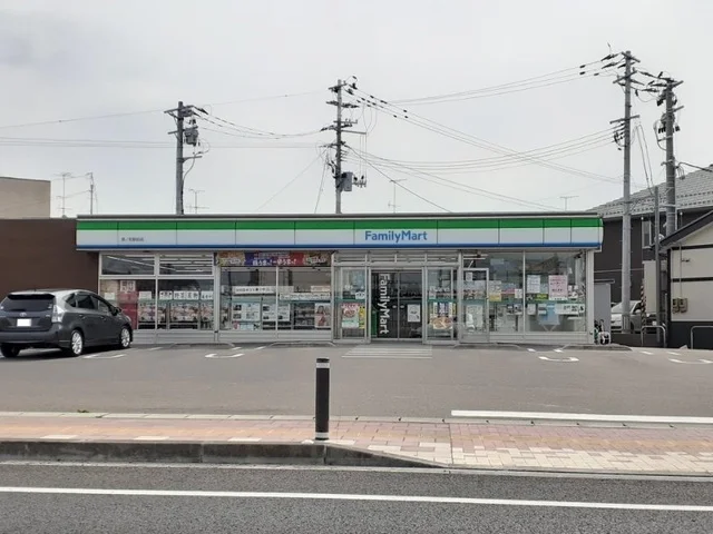 ファミリーマート原ノ町駅前店まで800m