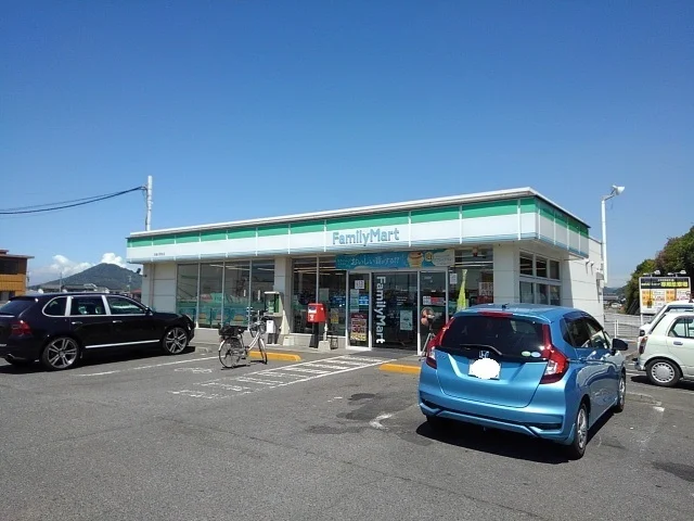ファミリーマート丸亀川西北店まで1300m
