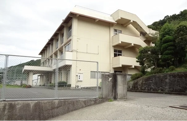 三島小学校まで2200m