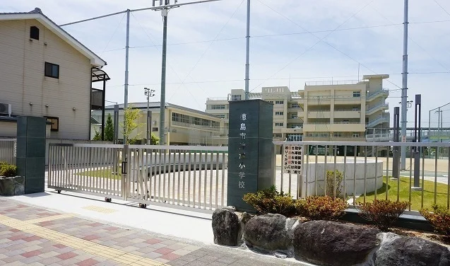 沖洲小学校まで1000m