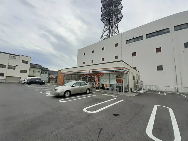セブンイレブン新津本町３丁目店まで1030m