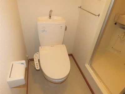 トイレ内にお風呂の入口扉があります