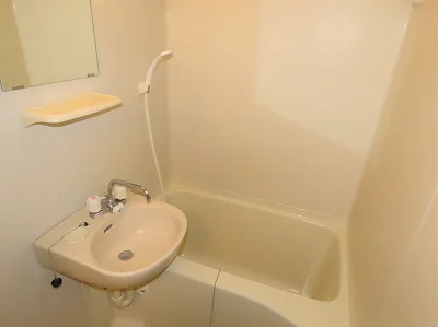 洗面台とユニット式のお風呂です