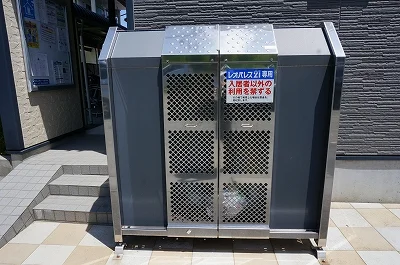 敷地内にゴミ庫が設置されておりゴミ捨てに便利です