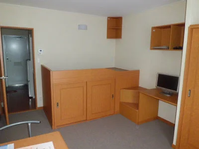 収納いっぱいの居室です。