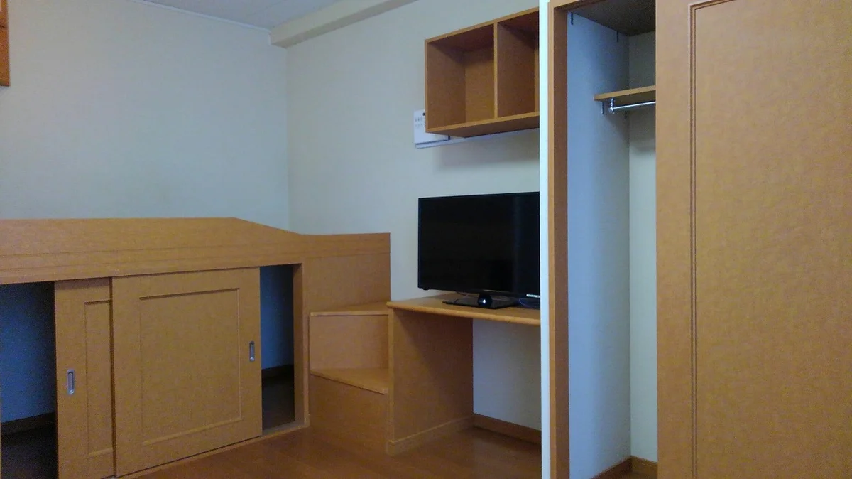 寝室兼居室です。ベットが造り付となっております。