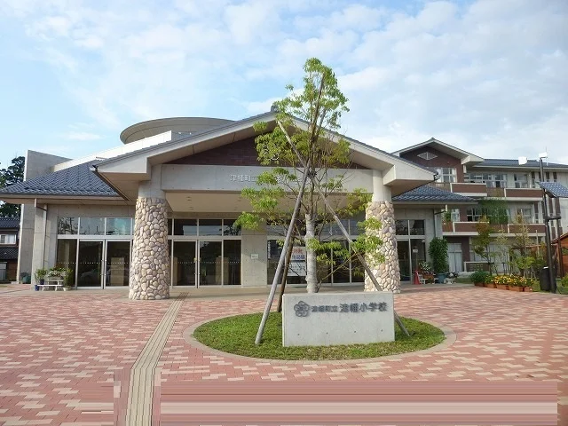 津幡小学校まで1200m