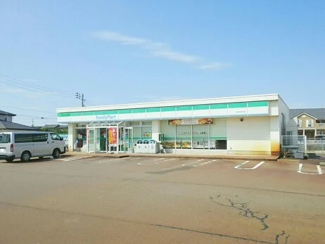 ファミリーマートまで210m