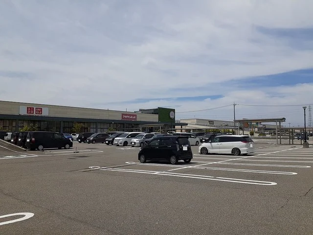 アピタタウン金沢ベイまで2400m