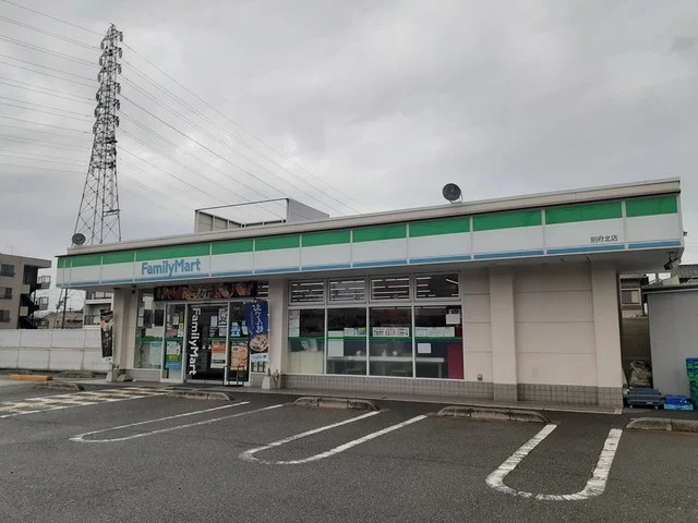 ファミリーマートまで192m