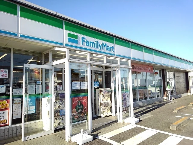 ファミリーマート筑西横塚店まで950m