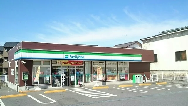 ファミリーマートまで50m