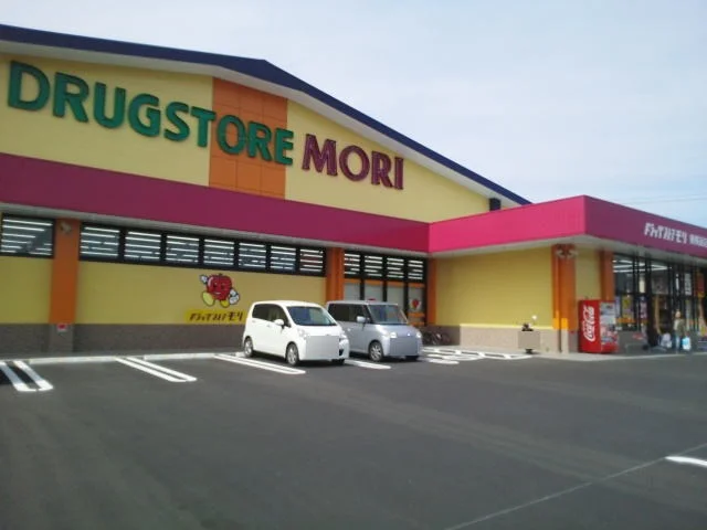 ドラッグストアモリ宇部東梶返店まで500m