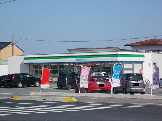 ファミリーマートまで750m