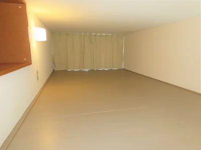 ロフトにはカーテンや電気、コンセントもあります