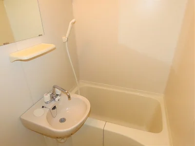 洗面台とユニット式のお風呂です