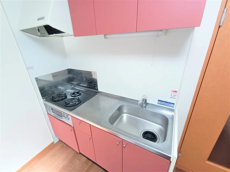 キッチンはガスコンロ3口設置有