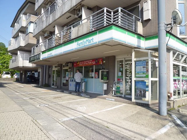 ファミリーマートまで65m