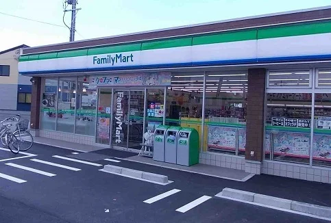 ファミリーマートまで900m