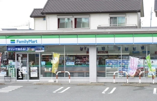 ファミリーマート 伊勢上地店まで850m