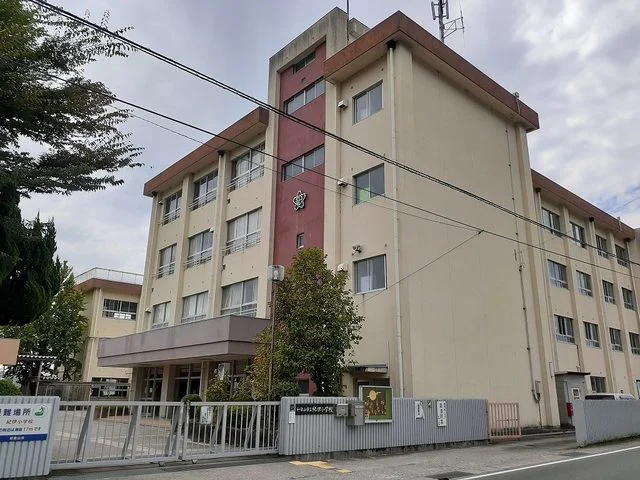 紀伊小学校様まで690m
