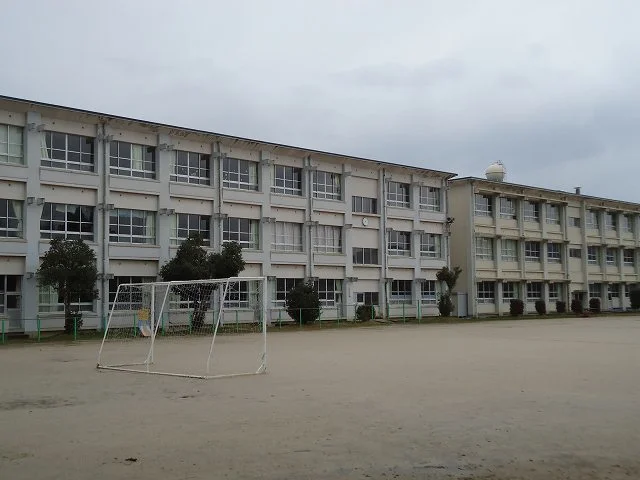 倉吉市立上灘小学校まで300m