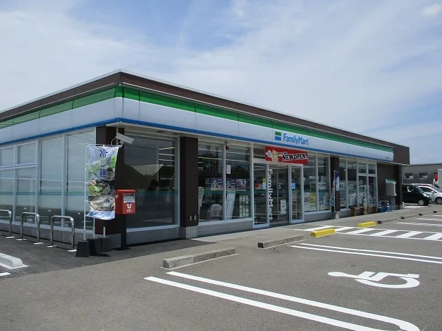 ファミリーマート新富店まで950m