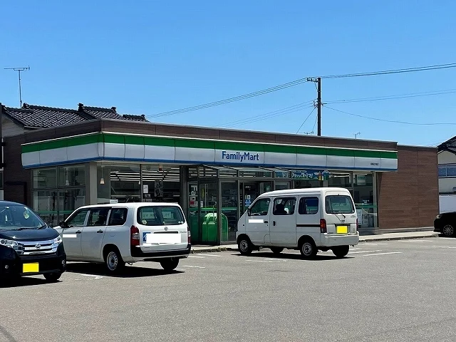 ファミリーマートまで600m