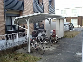 屋根付き駐輪場付き。