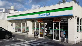 ファミリーマート 内間五丁目店まで550m