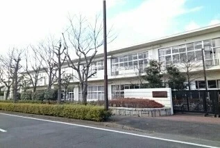 石川小学校まで10m