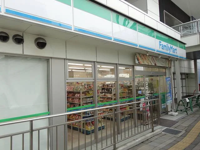 ファミリーマート名鉄鳴海駅店まで220m