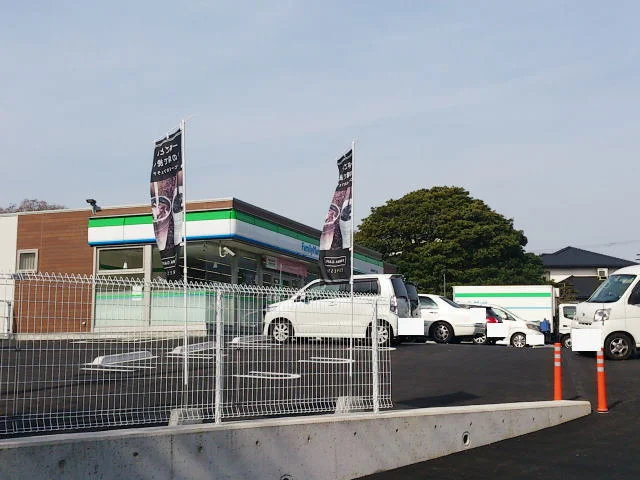 ファミリーマートまで750m