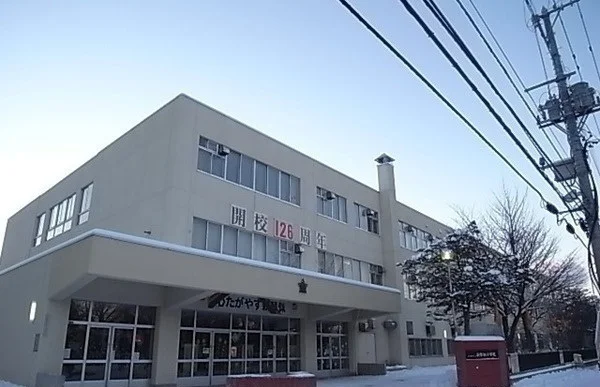 新琴似小学校まで240m