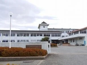 北条東小学校まで910m