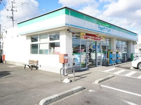 ファミリーマート鏡石境栄店まで180m