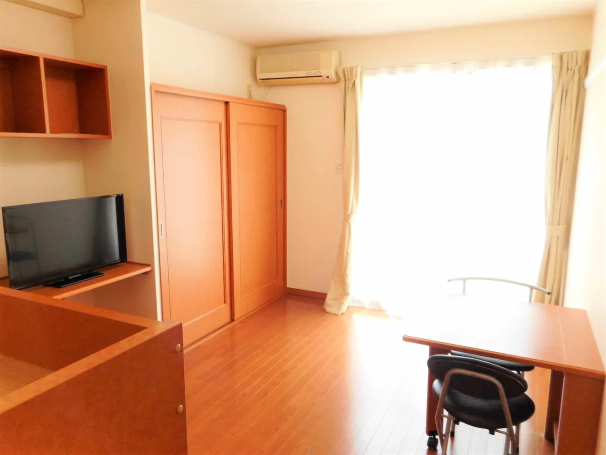 カーテンやテーブル、テレビも備え付けです