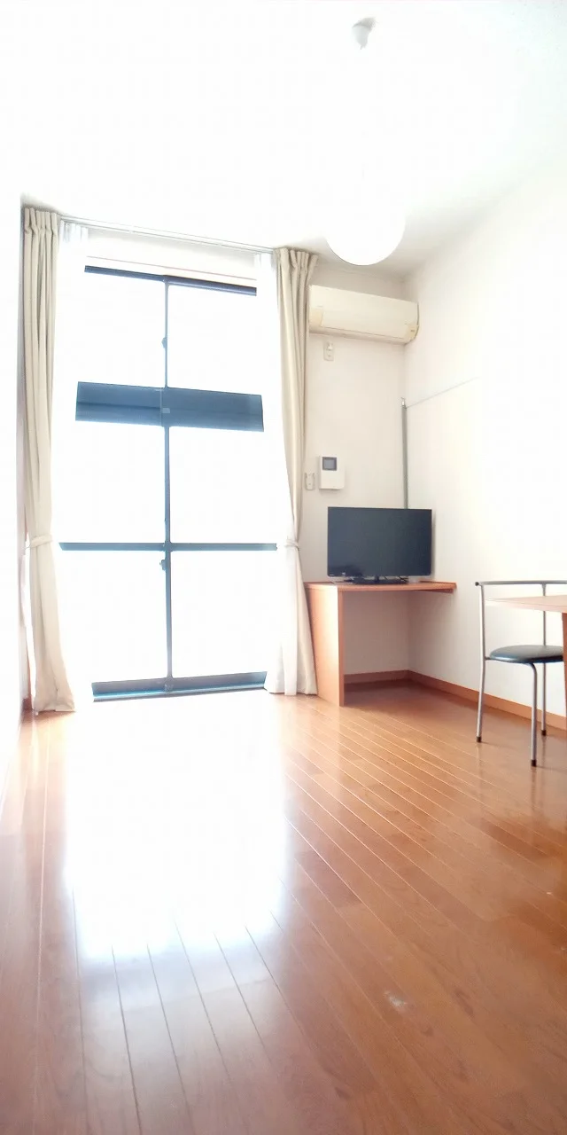 備品は部屋毎に異なります。１Ｆのみフローリング。