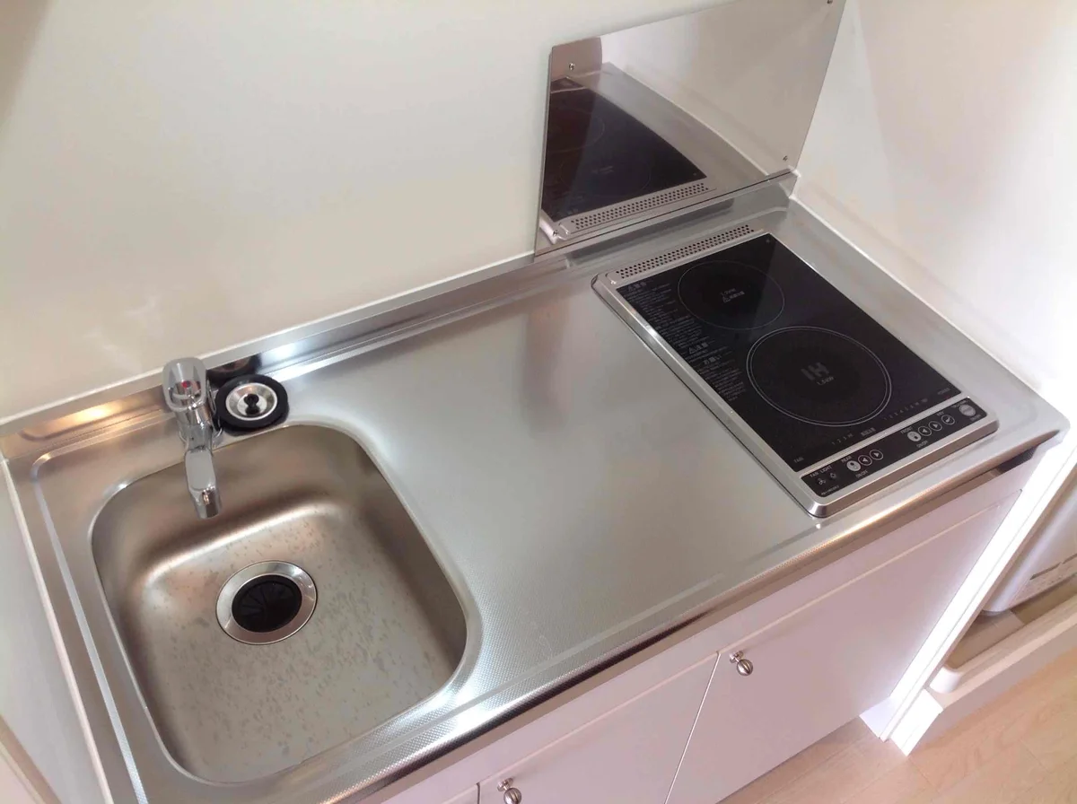 電気コンロ１口、ＨＩコンロ１口のワイドキッチン