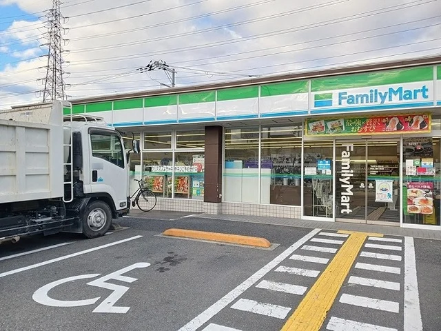 ファミリーマート様まで220m